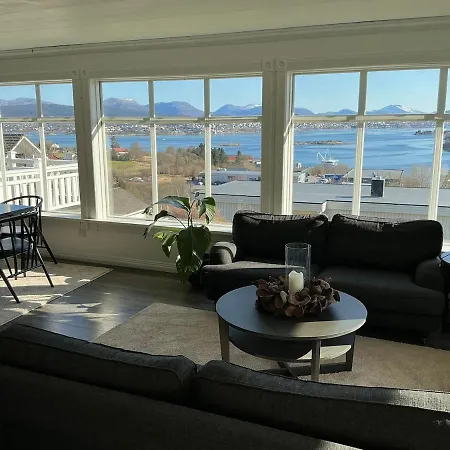 Family With Ocean View Sula (More og Romsdal)